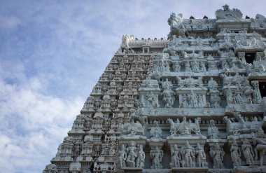 Arulmigu Arunachaleswarar Tapınağı 'nda birbiri ardına iki kule, Tiruvannamalai ateş elementini temsil ediyor..