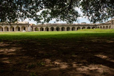Hindistan, Tamil Nadu, Villupuram bölgesindeki Gingee Fort kompleksindeki at ahırının manzarası. Tepe kayalarına odaklan..