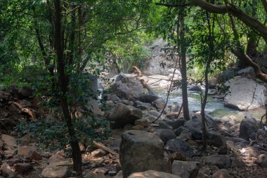 Aanaivaari Muttal Şelaleleri 'nin akıntısı Attur, Salem ilçesi yakınlarındaki Kalvarayan Tepeleri' nde yer almaktadır..