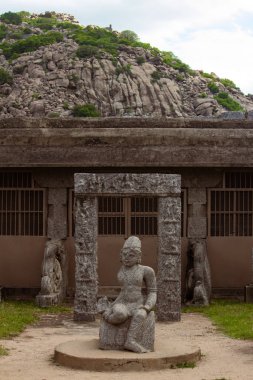 Hindistan, Tamil Nadu, Villupuram bölgesindeki Gingee Kalesi 'nin girişinde kazılmış kaya eserleri bulundu.