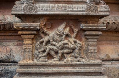 Bu heykeller ar Thanjavur Büyük Tapınağı (Tamil dilinde Thanjai Periya Kovil olarak da bilinir.).