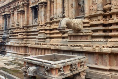 Thanjavur Büyük Tapınağı 'nın iç odasındaki su çıkışının tasarımı (Tamil dilinde Thanjai Periya Kovil olarak da bilinir)).