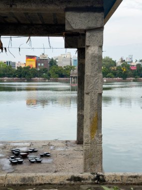 Kapaleeshwarar Tapınağı 'nın Tapınak tankı şiddetli kasırga Michaung nedeniyle ağzına kadar dolu. Ön plandaki sütuna odaklan.