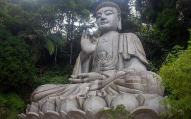 Genting Highlands, Pahang, Malezya 'daki Chin Sweet Mağara Tapınağı' ndaki büyük Buda heykeli..