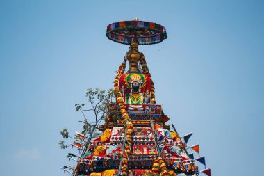 Mylapore Panguni Festivali sırasında Kapaleeshwarar Tapınağı, Mylapore, Chennai, Hindistan çevresindeki geçit töreninde arabanın tepesinde madalya takmış..
