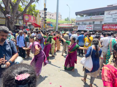 Chennai, Tamil Nadu, Hindistan - 21 Mart 2024: Kapaleeshwarar Tapınağı, Mylapore, Chennai, Hindistan etrafında düzenlenen yıllık Araba Festivali ve geçit töreninde dans gösterisi