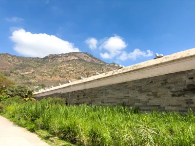 Arulmigu Arunachaleswarar Tapınağı 'ndan görülen Annamalai Tepesi manzarası, Tiruvannamalai ateş elementini temsil ediyor..