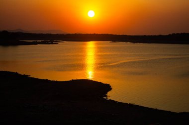 Sathanur Barajı 'ndan günbatımı manzarası Sathanur rezervuarını oluşturur. Sathanur Barajı, Thenpennai Nehri boyunca inşa edilen Tamil Nadu 'nun en büyük barajlarından biri..