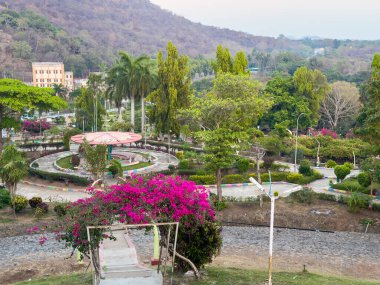 Sathanur Barajı 'nın büyük bahçesi ve dinlenme alanı Sathanur rezervuarını oluşturur. Sathanur Barajı, Thenpennai Nehri boyunca inşa edilen Tamil Nadu 'nun en büyük barajlarından biri..