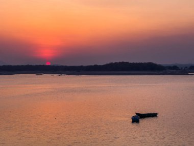 Sathanur Barajı 'ndan günbatımı manzarası Sathanur rezervuarını oluşturur. Sathanur Barajı, Thenpennai Nehri boyunca inşa edilen Tamil Nadu 'nun en büyük barajlarından biri..