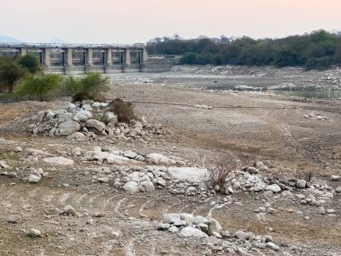 Sathanur Barajı 'nın kapakları ile kurak nehir yatağı Sathanur rezervuarını oluşturur. Sathanur Barajı, Thenpennai Nehri boyunca inşa edilen Tamil Nadu 'nun en büyük barajlarından biri..