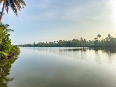 Hindistan 'ın Kerala eyaletindeki Kochi durgun sularının manzarası. Kochi (ayrıca Cochin olarak da bilinir) birçok durgun sulara sahip bir kıyı kentidir..