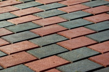 Patinaj önleyici yüzeyi olan açık fayanslar..