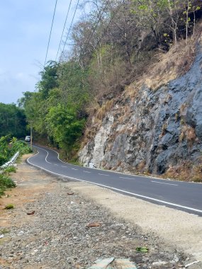 Idukki, Kerala, Hindistan: 16 Mayıs 2024: Kerala 'nın Kallarkutty baraj yolu boyunca Rock Waterfalls bakış açısı