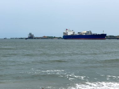 Vasco Da Gama Meydanı, Fort Kochi, Kerala 'dan görülen büyük bir gemi..