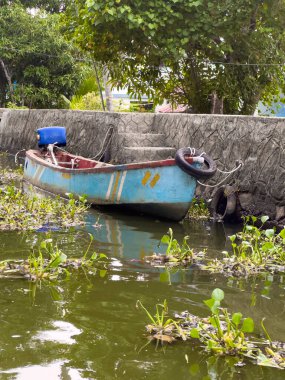Kerala 'nın Hindistan eyaletindeki Alappuzha durgun sularında konuşlanmış bir kano. Doğunun Venedik 'i olarak bilinir..