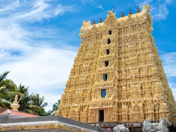 Thanumalayan Tapınağı 'nın geçit kulesi, Sthanumalayan Tapınağı olarak da bilinir, Hindistan' ın Tamil Nadu Kanyakumari bölgesinde Suchindram 'da yer alır..