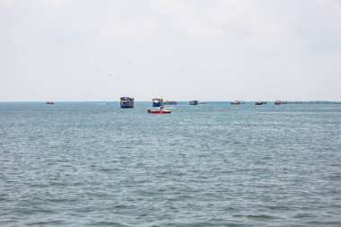 Alleppey, Kerala, Hindistan - 15 Mayıs 2024: Hindistan 'ın Kerala eyaletindeki Alappuzha durgun suları boyunca manzaralı yüzen ev gezisi. Doğunun Venedik 'i olarak bilinir..