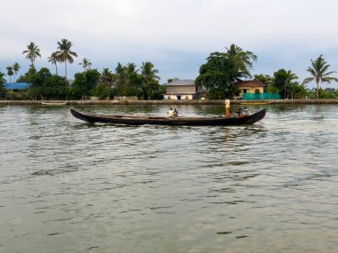 Alleppey, Kerala, Hindistan - 15 Mayıs 2024: Hindistan 'ın Kerala kentindeki Alappuzha' nın büyüleyici durgun sularında manzaralı bir yüzen ev gezisinin deneyimi.