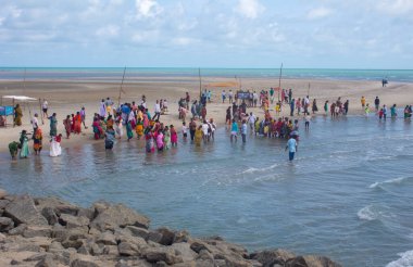 Dhanushkodi, Tamil Nadu, Hindistan - 10 Ekim 2024: Tamil Nadu 'daki Rameswaram Adası' nın güney ucu olan Dhanushkodi yakınlarındaki Arichal Munai plajında akın eden turistler
