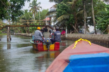 Alleppey, Kerala, Hindistan - 15 Mayıs 2024: Hindistan 'ın Kerala kentindeki Alappuzha' nın büyüleyici durgun sularındaki küçük kanallar boyunca tekne turu.