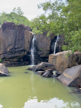 Thirparappu Şelalelerinin Kanyakumari 'nin Kulasekharam kasabası yakınlarındaki manzarası, Tamil Nadu Eyaleti, Hindistan