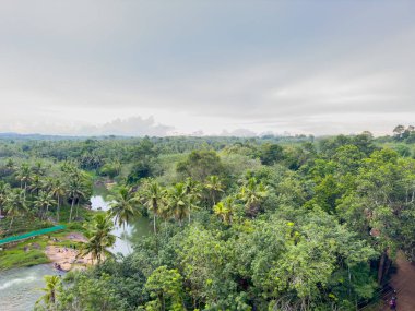 Mathur, Tamil Nadu, Hindistan - Ekim 02, 2024: Mathur Aqueduct 'tan görülen nehir manzarası, Tamil Nadu' nun Kanniyakumari ilçesinde bulunan yüksek beton su kemeridir.