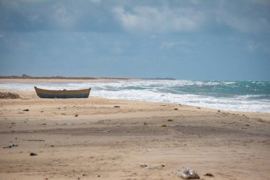 Arichal Munai yakınlarında yer alan Dhanushkodi Sahili el değmemiş kumları ve berrak sularıyla tanınır. Dhanushkodi, Tamil Nadu eyaletinin Pamban Adası 'nın güneydoğu ucunda terk edilmiş bir kasabadır.