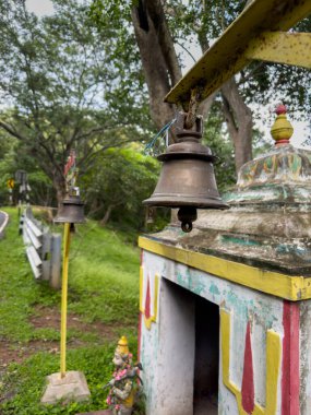 Sri Kariya Ramar tapınağındaki tapınak çanı popüler tepe istasyonu Yercaud, Tamil Nadu yakınlarındaki Valavandhi kasabasında yer almaktadır.