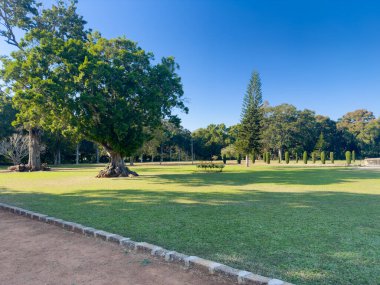 Tipu Sultan 'ın yazlık sarayının kompleksinde büyük bir bahçe. Daria Daulat Bagh olarak da bilinir. Mysore yakınlarındaki Srirangapatna şehrinde bulunur.