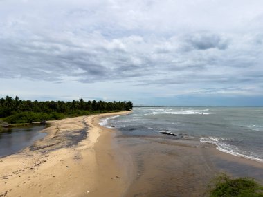 Vattakottai Kalesi 'nden Vattakottai plajı manzarası. Bu kale daha önce Travancore, Kanyakumari, Tamil Nadu krallığı döneminde inşa edilmiştir. Suya odaklan.