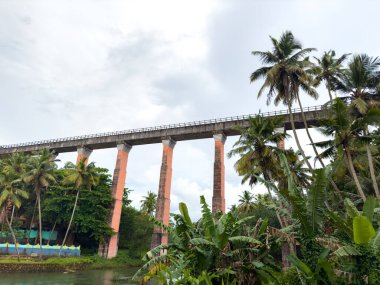 Mathur Aqueduct köprüsü, Tamil Nadu 'nun Kanniyakumari ilçesinde bulunan yüksek beton su kemeridir..