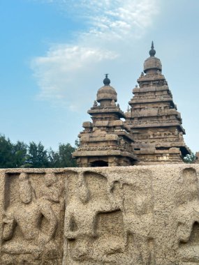 Hindistan 'daki Pallava Krallığı Tamil Nadu' nun Mahabalipuram 'daki anıtlardan biri olan güzel sahil tapınağının kuleleri.