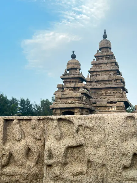 Hindistan 'daki Pallava Krallığı Tamil Nadu' nun Mahabalipuram 'daki anıtlardan biri olan güzel sahil tapınağının kuleleri.