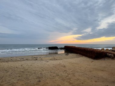 Sabah güneşi, Tamil Nadu 'daki Tharangambadi sahilinde yükseliyor. Bengal Körfezi' nin sakin sularını altın renklerle boyuyor. Bu sakin kıyı şeridi boyunca yeni bir gün başlıyor..