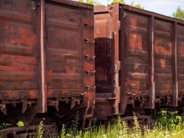 Marshalling bahçesindeki paslı teleferik vagonları. Yük vagonları yaklaşıyor. Ürünlerin uzun mesafelerde taşınması, ağır sanayi kavramı