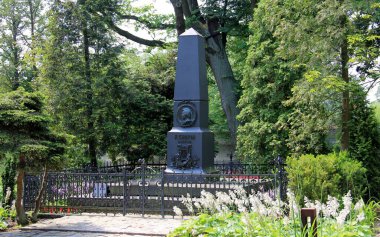 Chopin Anıtı-dikilitaş, Frederic Chopin 'in doğduğu parkta, klasik Polonyalı besteci, 1894' te kuruldu, Zelazowa Wola, Polonya - 6 Temmuz 2012