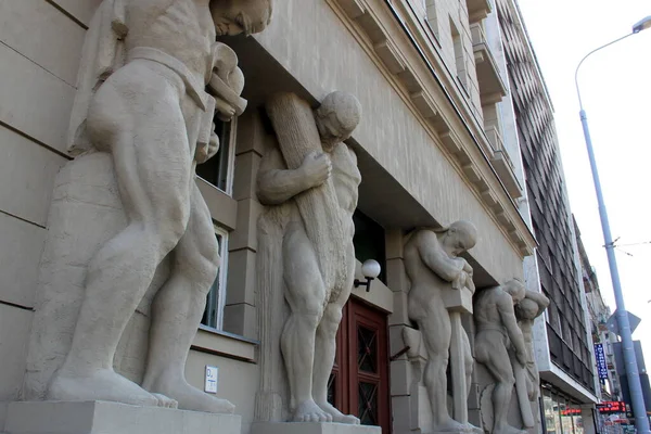 Rzeźby Atlanty Zdobiące Portal Zabytkowego Budynku Lat Ubiegłego Wieku Kamienica — Zdjęcie stockowe