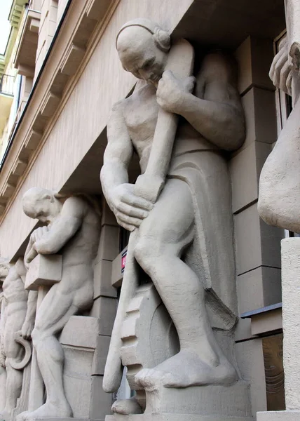 Sculptures Atlantes Ornant Portail Bâtiment Emblématique Des Années 1930 Kamienica — Photo