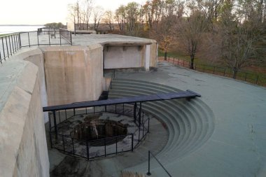 Fort Mott 'taki Battery Arnold' un kaybolan sahil topçuları, günbatımında manzara Pennsville Kasabası, NJ, ABD - 7 Kasım 2022