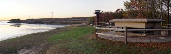 デラウェア川左岸のモット砦のウォーターフロント バッテリー アーノルドと消防塔の展望台 夕日のパノラマビュー ペンズビル郡区 ニュージャージー州 11月7 2022 — ストック写真
