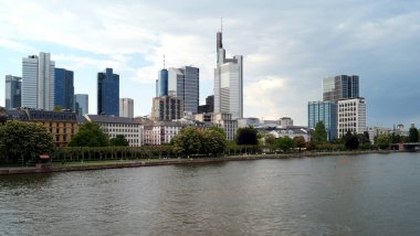 Nehrin yukarısına, sağ kıyısındaki Frankfurt, Almanya 'daki modern gökdelenlerin ufuk çizgisine bakın.