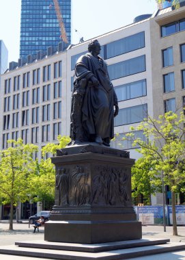 Goetheplatz 'daki Goetheplatz anıtı, Johann Wolfgang von Goethe bronz heykeli, Ludwig von Schwanthaler, Frankfurt, Almanya - 8 Mayıs 2022