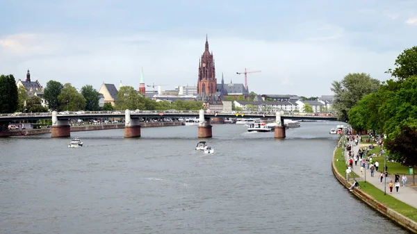 Blick Flussaufwärts Des Mains Mit Dem Turm Des Frankfurter Doms — Stockfoto
