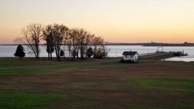 Fort Mott State Parkı Rıhtımı, Delaware Nehri ile gün batımı manzarası, Pennsville Kasabası, NJ, ABD - 7 Kasım 2022