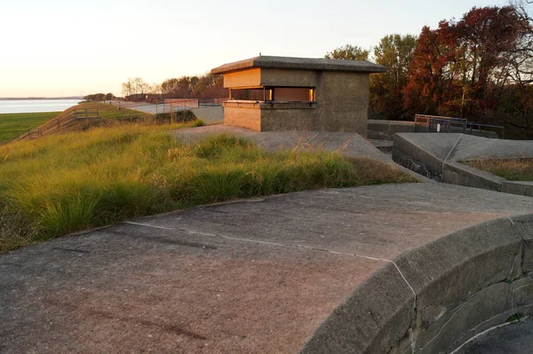 2022年11月7日米国ニュージャージー州ペンズビル タウンシップの日没ビュー モット砦での沿岸砲台の具体的な観察地点 — ストック写真