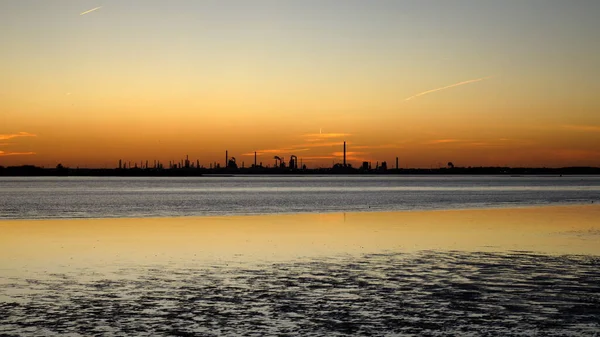 Industriell Skyline Vid Solnedgången Över Delaware River Från Fort Mott — Stockfoto