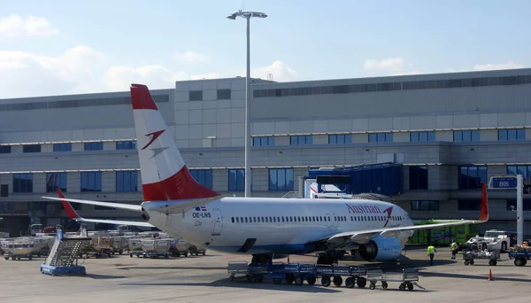 Austrian Airlines Boeing 737 8Z9 Presso Terminal Dell Aeroporto Internazionale — Foto Stock