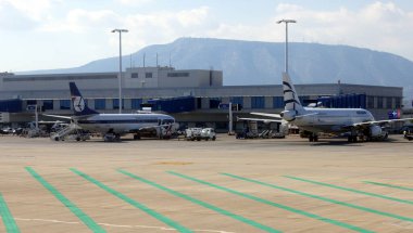 LOT Boeing 737 ve Ege Havayolları Airbus A320-232 Atina Uluslararası Havalimanı, Atina, Yunanistan - 3 Ekim 2010