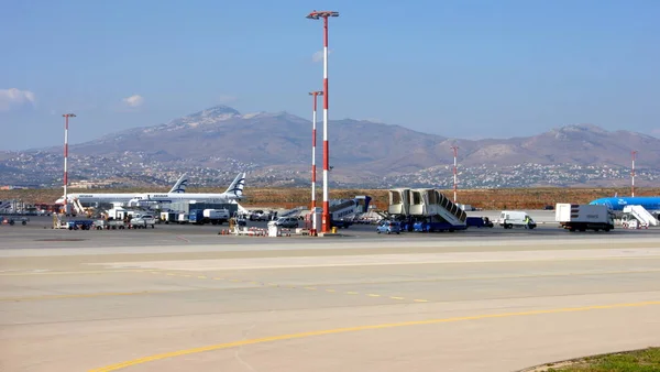 Aerodromo Con Aerei Attrezzature Dell Aeroporto Internazionale Atene Paesaggio Montano — Foto Stock